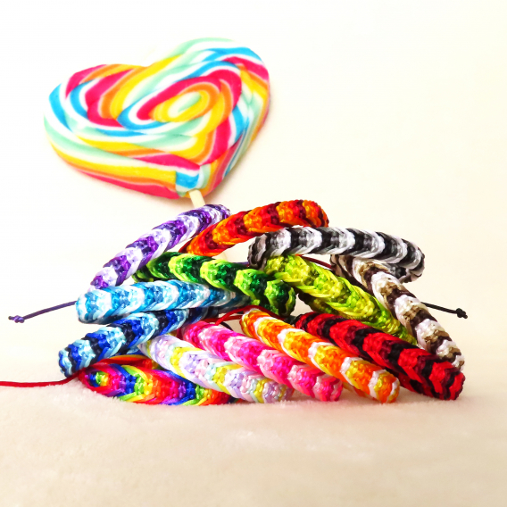 Obrázok pre Náramok pletený jednoduchý viacfarebný - rôzne farby